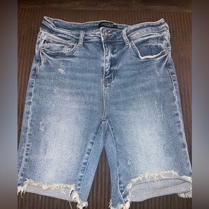 Judy blue Size L, high waisted, Bermuda shorts. Medium wash